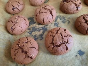çikolata parçacıklı kurabiye yapımı